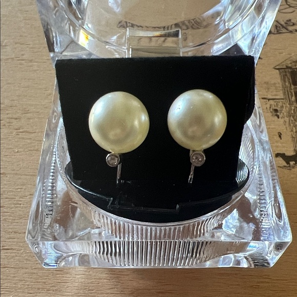 Vintage Napier Classic Pearl Drop Earrings - Cream Pearl Clip ons signed - Picture 2 of 4